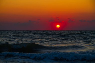 Azov Denizi 'nde parlak kırmızı gün doğumu