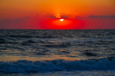 Azov Denizi 'nde parlak kırmızı gün doğumu