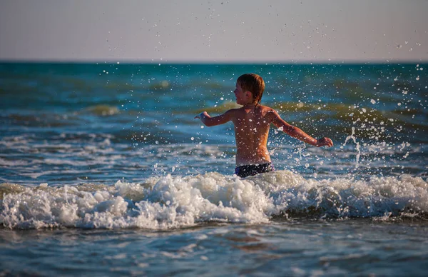 Garçon Sur Plage Jouant Avec Les Vagues Heure Été Concept — Photo