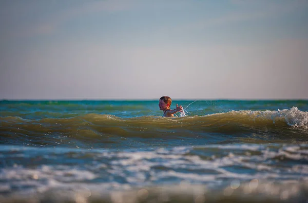 Ragazzo Sulla Spiaggia Che Gioca Con Onde Ora Legale Concetto — Foto Stock