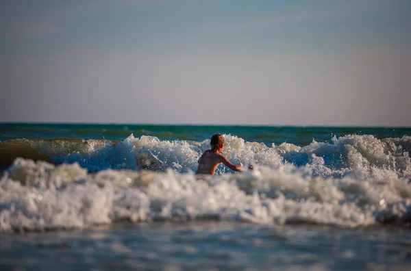 Мальчик Пляже Играет Волнами Летнее Время Концепция Расслабления Здорового Образа — стоковое фото