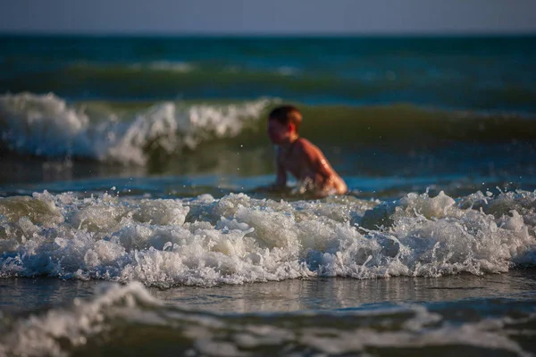少年は ビーチでは 夏時間で遊ぶ リラクゼーションと健康的なライフスタイルの概念 — ストック写真
