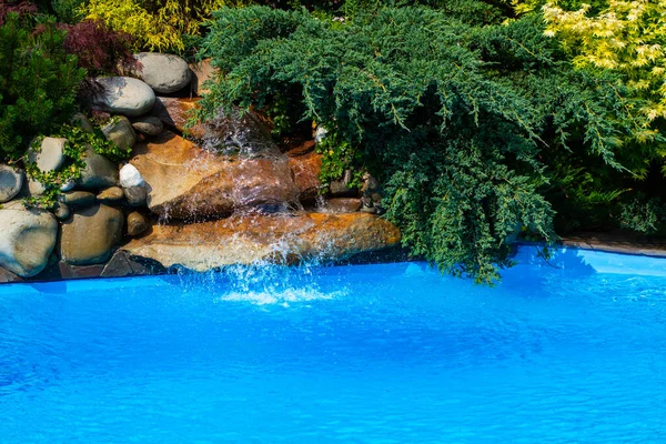 Schwimmbad Wasserfall Urlaubskonzept — Stockfoto