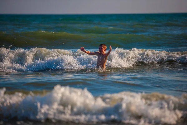 Мальчик Пляже Играет Волнами Летнее Время Концепция Расслабления Здорового Образа — стоковое фото