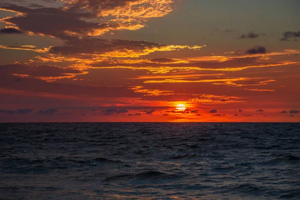 Brillante Amanecer Naranja Colorido Mar Abierto Horizonte Marino Hermoso Cielo — Foto de Stock