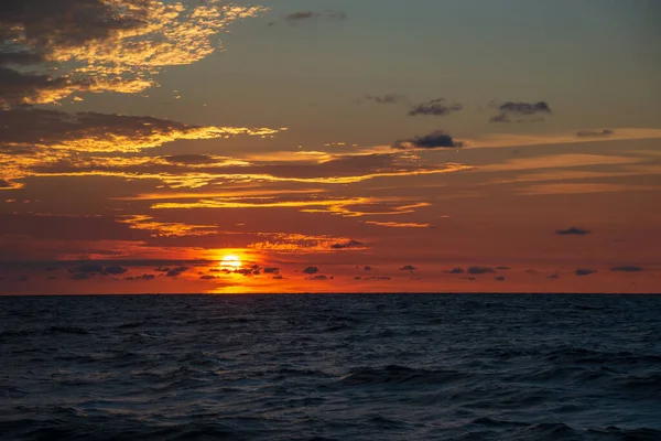 Horizonte Marino Hermoso Cielo Sobre Mar Amanecer Naranja Brillante Colorido — Foto de Stock