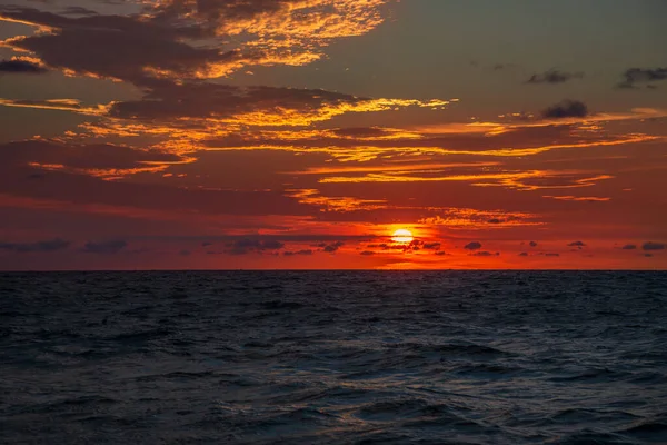 Brillante Amanecer Naranja Colorido Mar Abierto Horizonte Marino Hermoso Cielo — Foto de Stock