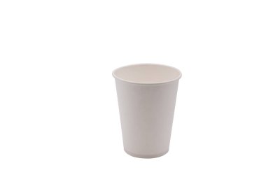 Tek kullanımlık beyaz bardaklar beyaz arka planda izole edilmiş. Paket içki.