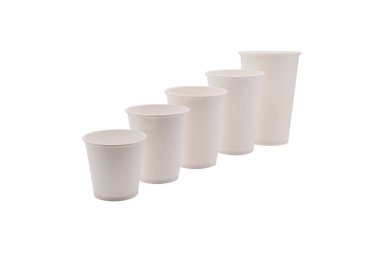 Tek kullanımlık beyaz bardaklar, beyaz arka planda izole edilmiş. Paket içecekler..