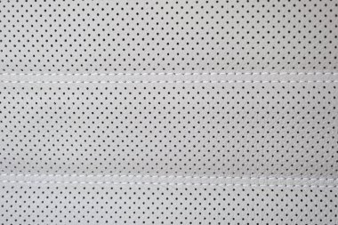 Arabanın iç tarafındaki bej desenli deri kaplama koltuğu