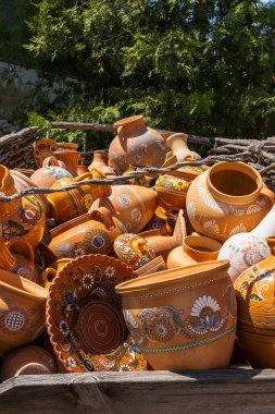 Opishnya, Poltava bölgesi, Ukrayna - 16 Mayıs 2021: Seramik tabak bolluğu. Ukrayna Seramiklerinin Opishnya Ulusal Müze Rezervi