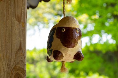 Opishnya, Poltava bölgesi, Ukrayna - 16 Mayıs 2021: Seramik koyun oyuncağı. Opishnya Ulusal Ukrayna Seramik Müzesi. Opishnya, Ukrayna 'nın çömlek başkentidir.