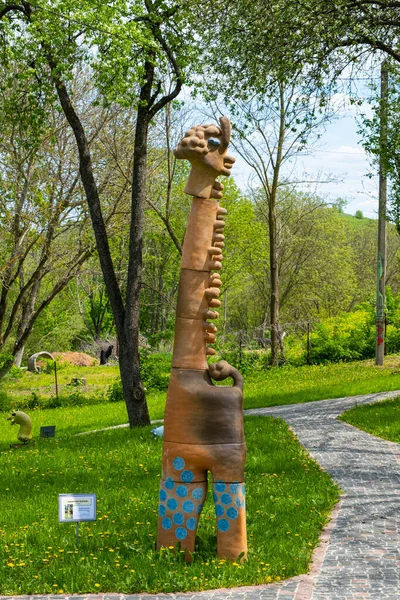 Opishnya Región Poltava Ucrania Mayo 2021 Escultura Cerámica Nube Jirafa — Foto de Stock