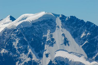 Dağın yamacından Babi Dağı 'nın (4,454 mt) görünümü. Elbrus. Babis Dağı (Donguzorun) - Büyük Kafkasya Dağları 'nın orta kesimindeki buzullarla kaplı zirve. Dağ Gürcistan ve Kabardino-Balkaria sınırında yer almaktadır..
