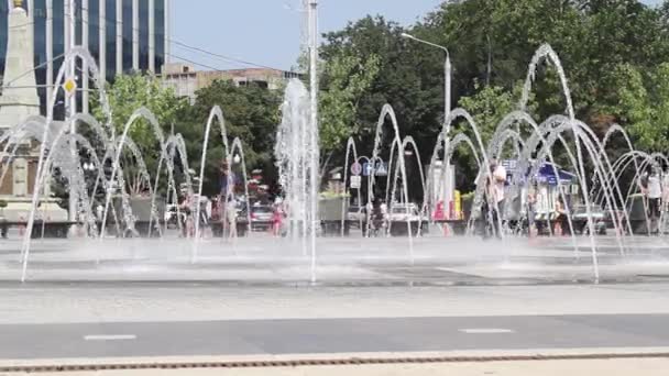 2013年7月28日 ロシア クラスノダール地方クラスノダール市の噴水で子ども連れの大人が休憩 — ストック動画