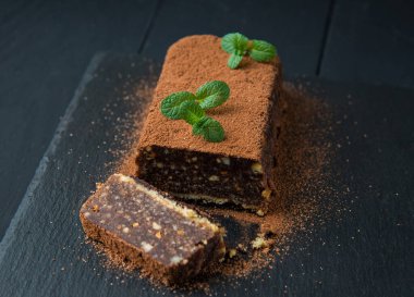 Kahverengi çikolatalı kek ve bisküvi.