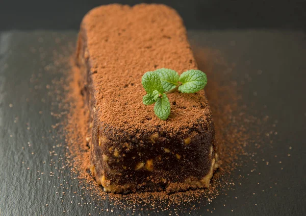 Torta Cioccolato Fondente Con Biscotti Sul Piatto Nero — Foto Stock