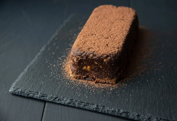 Коричневый Шоколадный Торт Печеньем Черной Тарелке — стоковое фото