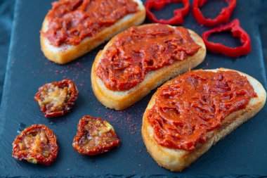 Kırmızı pesto soslu ev yapımı bruschetta, kurutulmuş kırmızı domates ve biber, yakın çekim.