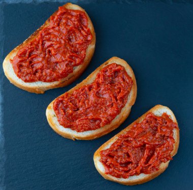 Kırmızı pesto soslu ev yapımı bruschetta.