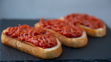Kırmızı pesto soslu ev yapımı bruschetta, odaklanmamış arka plan. 