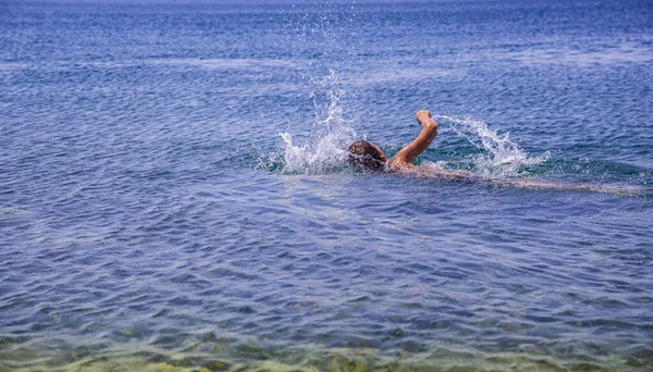Pojken Lär Sig Simma Havet Sommarsemester Havet Begreppet Avkoppling Och — Stockfoto