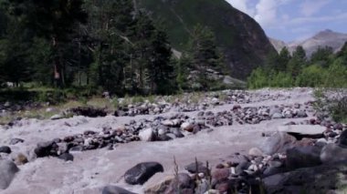 Kafkasya dağlarındaki Fırtınalı Dağ Nehri Baksan (Azau Nehri). Baksan, Elbrus 'un buzullarından gelmektedir. Kabardino-Balkaria, Rusya
