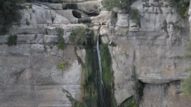 Ripit i Pruit köyü yakınlarındaki dağda Şelale Salto de Sallent. Katalonya 'daki en yüksek şelale (115 metre)