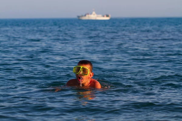 Chlapec Plave Potápí Plavecké Masce — Stock fotografie