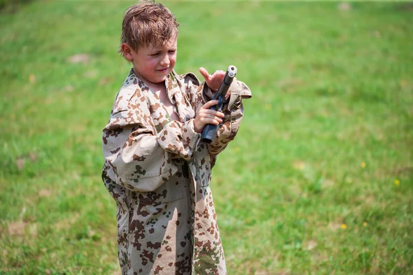 Junge Militäruniform Mit Waffe Lernt Schießen Freien — Stockfoto