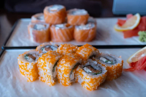 Sushi Broodje Met Zalm Avocado Kaas Lekker Eten Vis Rijst — Stockfoto