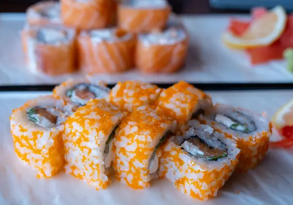 Sushi Broodje Met Zalm Avocado Kaas Lekker Eten Vis Rijst — Stockfoto