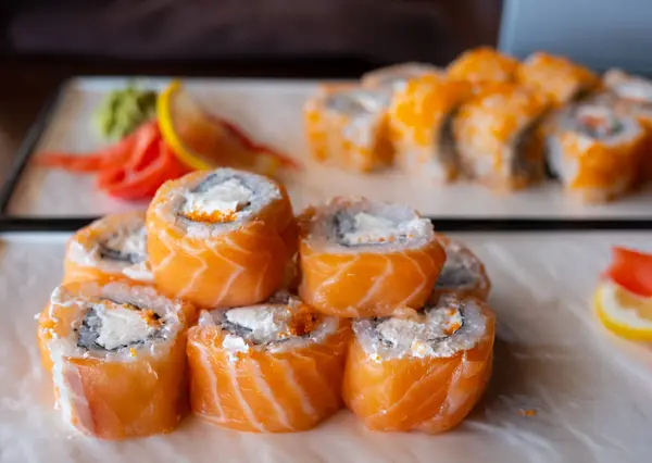 Sushi Broodje Met Zalm Avocado Kaas Lekker Eten Vis Rijst — Stockfoto