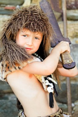 Demir kılıçlı, takım elbiseli yakışıklı çocuk.