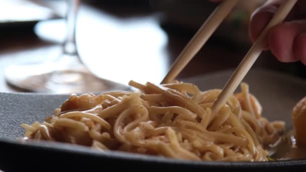 Siyah Tabakta Karidesli Makarna Bir Restoranda Öğle Yemeği — Stok video