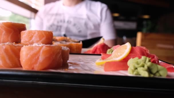 Rolo Sushi Com Salmão Abacate Queijo Peixe Arroz Almoço Restaurante — Vídeo de Stock
