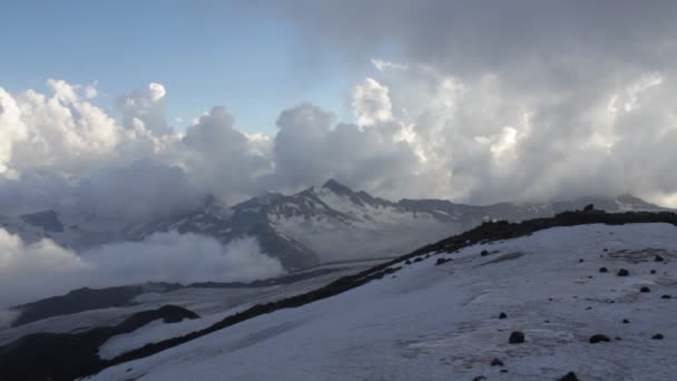 Góra Elbrus Lecie Widok Piękny Wieczór Górach Śnieżne Skaliste Zbocza — Wideo stockowe