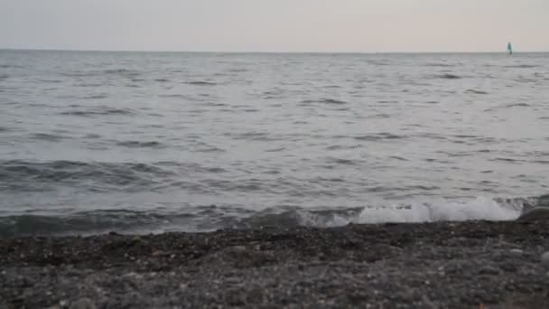 夕方の時間に黒海の水 サダククリミア — ストック動画