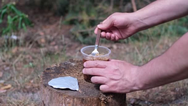 Hombre Cocinar Fideos Instantáneos — Vídeos de Stock