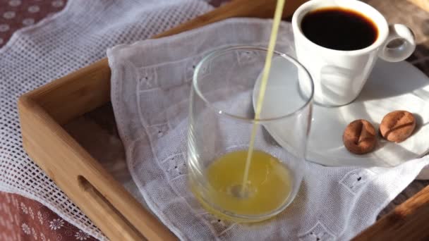 Apelsinjuice Hälls Glas Apelsinjuice Och Kaffe Till Frukost — Stockvideo