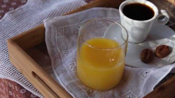 Succo Arancia Versato Nel Bicchiere Succo Arancia Caffè Colazione — Video Stock