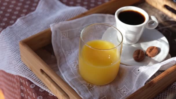 Apelsinjuice Hälls Glas Apelsinjuice Och Kaffe Till Frukost — Stockvideo