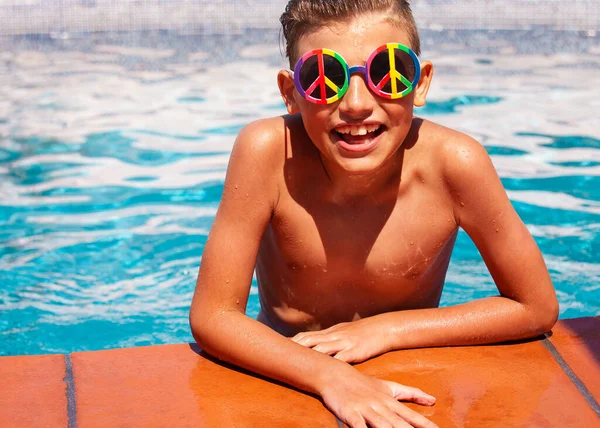 Porträt Eines Lächelnden Jungen Mit Sonnenbrille Schwimmbad Sommerferien — Stockfoto