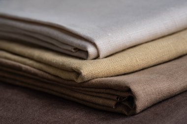 Bir yığın keten kumaş, yakın plan. Sığ noktalı Macro
