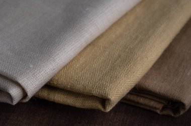 Bir yığın keten kumaş, yakın plan. Sığ noktalı Macro