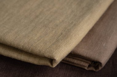 Bir yığın keten kumaş, yakın plan. Sığ noktalı Macro
