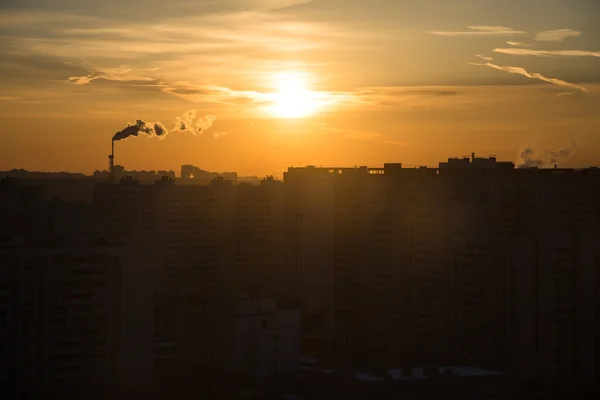 L'inizio del nuovo giorno sulla città — Foto Stock