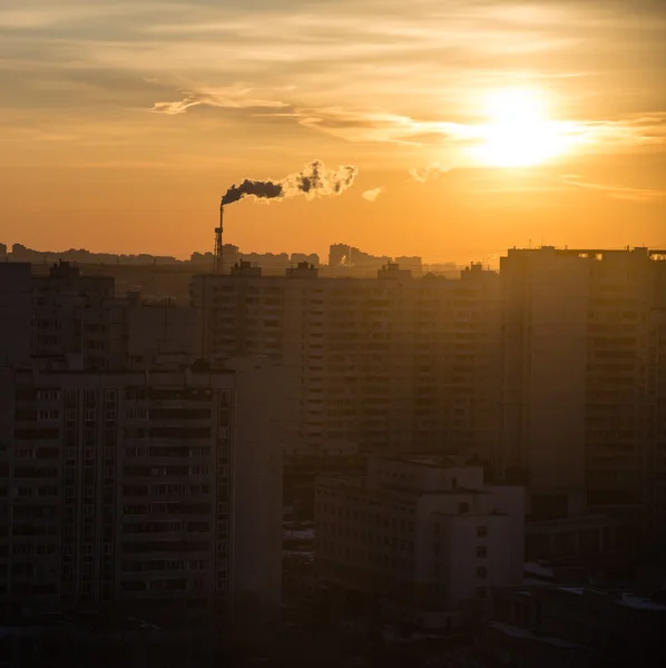 L'inizio del nuovo giorno sulla città — Foto Stock