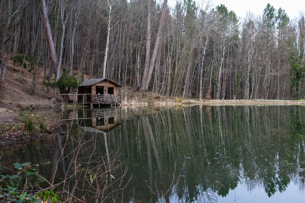 Baita di montagna in riflessione — Foto Stock