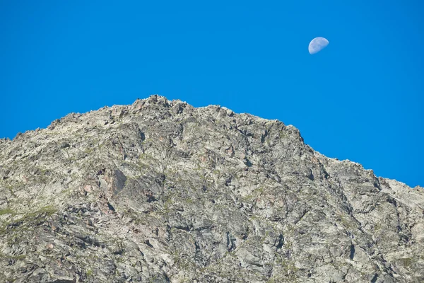 Paisagem com céu azul e montanhas — Fotografia de Stock